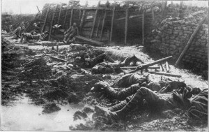 Βρετανικά χαρακώματα μετά από επίθεση το 1916 με χημικά αέρια. Φωτογραφία του Χέρμαν Ρέξ (Herman Rex).