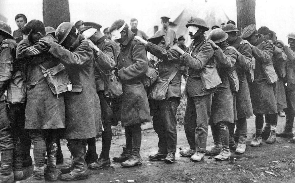 Βρετανοί της 55ης  Ταξιαρχίας, θύματα επίθεσης με χημικά αέρια το 1918. Πηγή: Αυτοκρατορικό Μουσείο Πολέμου του Λονδίνου (Imperial War Museum).