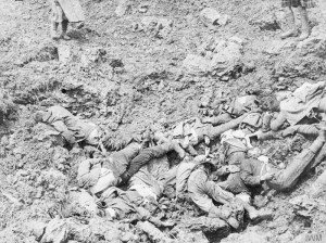 Γη και άνθρωποι σε ένα σώμα. Γερμανοί στρατιώτες νεκροί στη μάχη του Σομ.  Πηγή: Αυτοκρατορικό Μουσείο Πολέμου του Λονδίνου (Imperial War Museum).