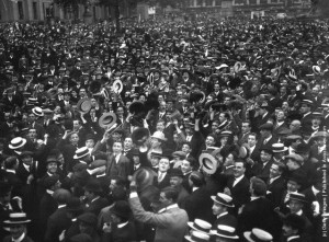Πλήθη ζητωκραυγάζουν την κήρυξη του πολέμου στην πλατεία Τραφάλγκαρ (Trafalgar suare) του Λονδίνου στις 4 Αυγούστου του 1914. Πηγή: Hulton archive/Getty.