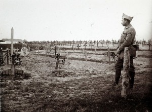 Νεκροταφείο «εκστρατείας», Μέτωπο Καμπανίας 1916. (Πηγή: https://www.telegraph.co.uk/history/world-war-one/10849528/In-pictures-Never-before-seen-photographs-from-World-War-One-frontline.html)