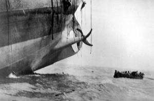 Η βύθιση ενός εμπορικού πλοίου από γερμανικό υποβρύχιο. 1917. (Πηγή: NARA/Underwood & Underwood/U.S. Army /  https://www.theatlantic.com/static/infocus/wwi/wwisea/)