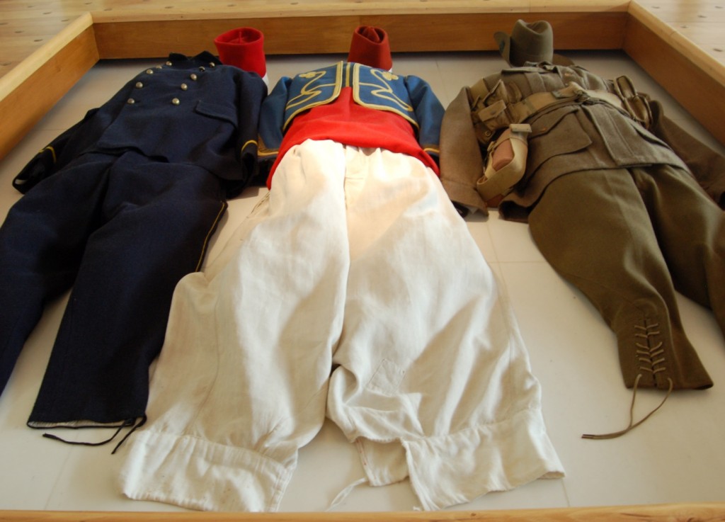 Στολές στη φυσική στάση των νεκρών, οριζόντια. Μουσείο Πρώτου Παγκοσμίου Πολέμου, Περόνε-Σομ Γαλλία. https://en.historial.org/