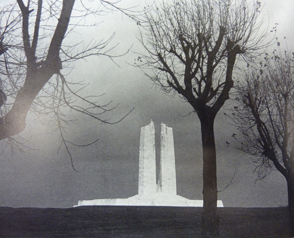 Οι πύλες του Άδη: Το καναδικό μνημείο στο Βίμυ Ρίτζ (Vimy Ridge) της Γαλλίας. Πηγή: Βιβλίο John Garfield, The Fallen. 