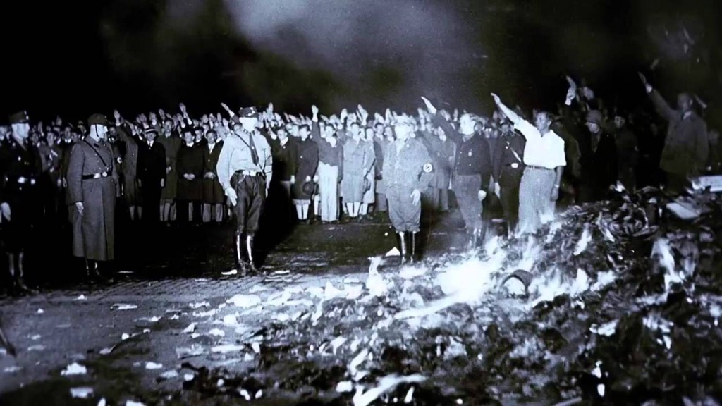 Η γνώση στην πυρά. Κάψιμο βιβλίων από τους ναζιστές. Φωτογραφία:US Holocaust Memorial museum