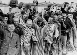 Πηγή:https://commons.wikimedia.org/wiki/File:Prisoners_liberation_dachau.jpg από https://www.ushmm.org/ United State Holocaust Memorial Museum.