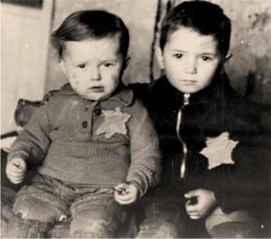 Δύο παιδιά στο γκέτο του Κάουνας (Κόβνο-Kovno), στη Λιθουανία. Φωτογραφικό αρχείο του Yad Vashem, 4789. Πηγή: https://vilnews.com/2012/12
