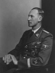 Ο Reinhard Heydrich, επικεφαλής της SD (Υπηρεσία Ασφαλείας), και κυβερνήτης της Βοημίας και της Μοραβίας. Άγνωστη τοποθεσία, 1942. Πηγή: National Archives and Records Administration, College Park, Md. Από https://www.ushmm.org/wlc/en/article.php?ModuleId=10005477