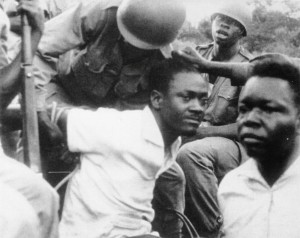 Ξυλοδαρμός και δημόσιος εξευτελισμός του συλληφθέντα πρωθυπουργού Λουμούμπα. Πηγή: https://inyarwanda.com/articles/show/OtherNews/hashize-imyaka-53-patrice-lumumba-yishwe-amateka-ye-55567.html