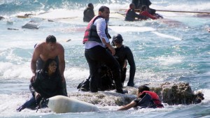 Σώζοντας πρόσφυγες στη Ρόδο. Πηγή: https://abcnews.go.com/WNT/understanding-eu-bound-refugees-risk-lives-cross-mediterranean/story?id=30451565