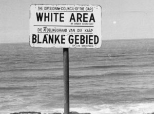 Παραλία στη Νότια Αφρική μόνο για λευκούς. Πηγή: https://www.citylab.com/politics/2013/12/life-apartheid-era-south-africa/7821/