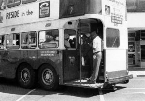 Λεωφορείο μόνο για μαύρους πολίτες στο Γιοχάνεσμπουργκ το 1965. Σύμφωνα με τους νόμους του Άπαρτχαιντ, λευκοί και μαύροι επιβιβάζονταν σε ξεχωριστά μέσα μαζικής μεταφοράς. Πηγή: https://www.citylab.com/politics/2013/12/life-apartheid-era-south-africa/7821/