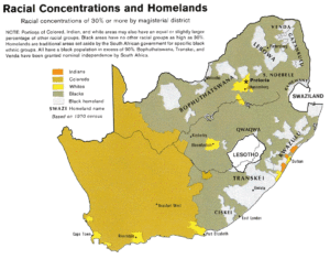 Ο επίσημος διαχωρισμός λευκών και μη κατοίκων της Νότιας Αφρικής. Οι περιοχές, τα λεγόμενα Μπαντουστάν, που ζούσαν μη λευκοί κάτοικοι ήταν οι πλέον φτωχές και με ελάχιστους φυσικούς πόρους. Χάρτης: https://en.wikipedia.org/wiki/Bantustan