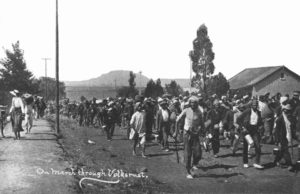 Τα πρώτα βήματα ενός ηγέτη. Ο Μαχάτμα Γκάντι ηγείται διαδήλωσης Ινδών στο Νατάλ της Νότιας Αφρικής το 1913. Οι Ινδοί, είχαν τα ίδια δικαιώματα με τους μαύρους στη Νότια Αφρική, ουσιαστικά κανένα. Ο Γκάντι ξεκίνησε από τη Νότια Αφρική την πολιτική του διαδρομή. Πηγή: https://www.sahistory.org.za/organisations/natal-indian-congress-nic