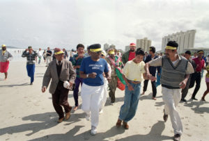 Ο αρχιεπίσκοπος Ντέσμουντ Τούτου τρέχει σε παραλία που επιτρέπεται η πρόσβαση μόνο σε λευκούς κοντά στο Κέιπ Τάουν. Πηγή: https://www.citylab.com/politics/2013/12/life-apartheid-era-south-africa/7821/ 