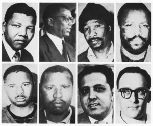 Οι 8 της δίκης στη Ριβόνια. Κάτω δεξιά ο Ντένις Γκόλντμπεργκ, ο μοναδικός λευκός αγωνιστής του Αφρικανικού Εθνικού Κογκρέσου. Πηγή: https://aneyeonafrica.blogspot.gr/2013/12/normal-0-false-false-false-en-us-x-none.html