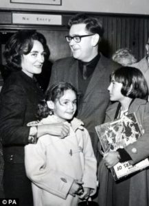 Η Ρουθ Φερστ με τον άντρα της Τζόε Σλόβο και τα παιδιά τους. Πηγή: https://kpkollenborn.blogspot.gr/2014/07/on-afternoon-of-august-17-1982-ruth.html