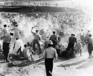 Άσκηση βίας δίχως οίκτο. Αστυνομικές δυνάμεις εναντίον διαδηλωτών στο Σάρπβιλ. Πηγή: https://sacivilrights.weebly.com/sharpeville-massacre.html